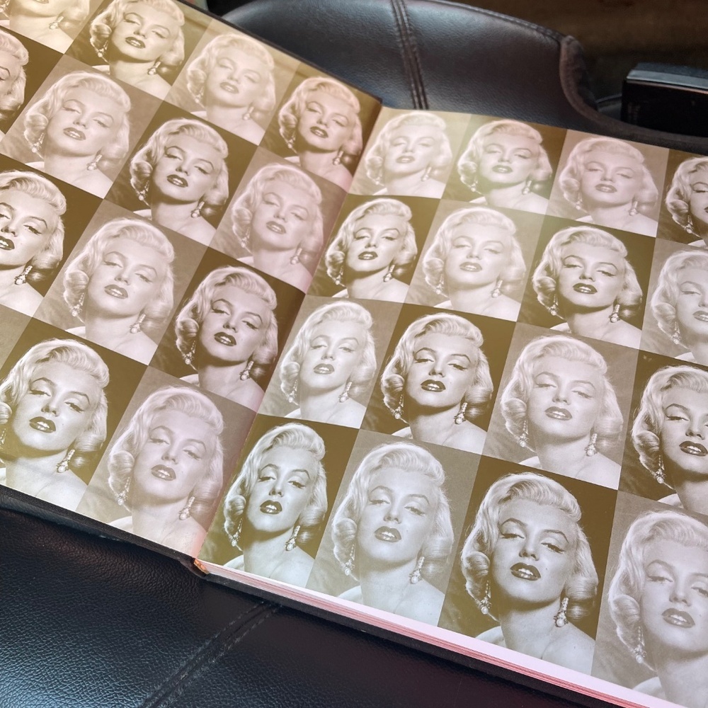 Metamorphosis Marilyn Monroe Glamour Photo Book - Picture 5 of 6